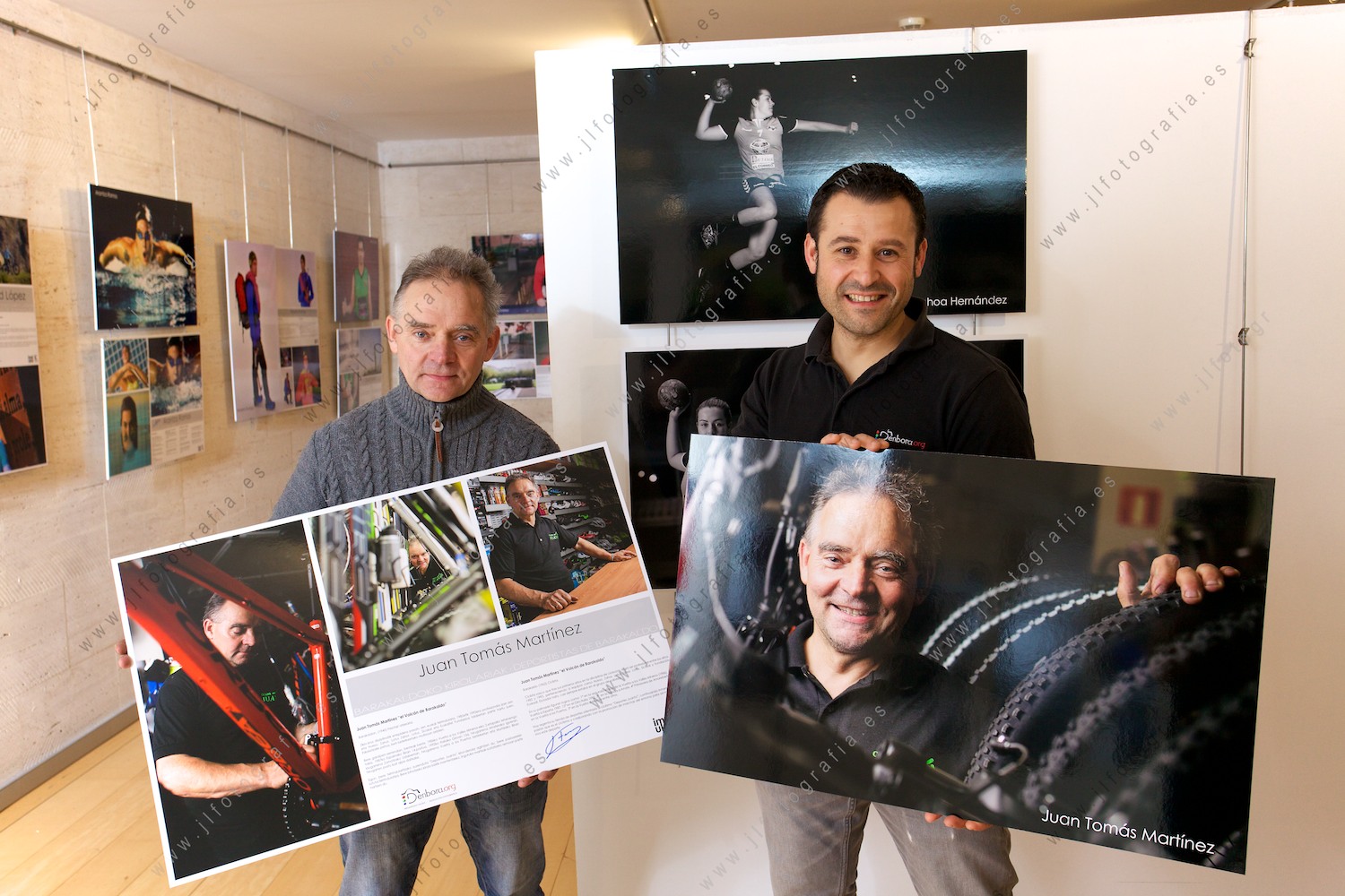 Simón Rodríguez, socio de Denbora con Juan Tomás Martínez, ciclista en la inauguración de la exposición deportistas de Barakaldo.