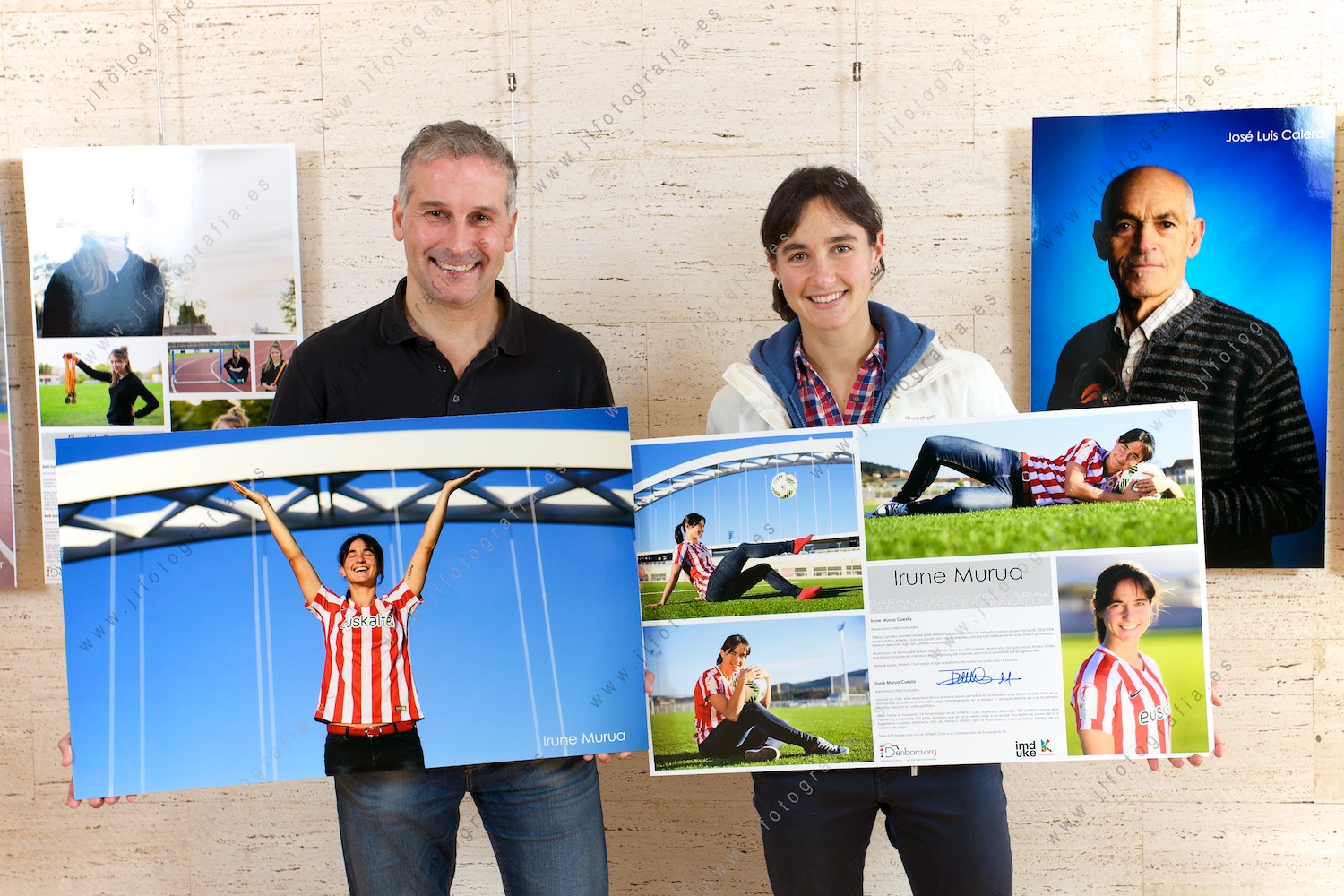 El fotógrafo José Antonio Fernández con Irune Murua, jugadora del Athletic Club Bilbao en la inauguración de la exposición deportistas de Barakaldo.