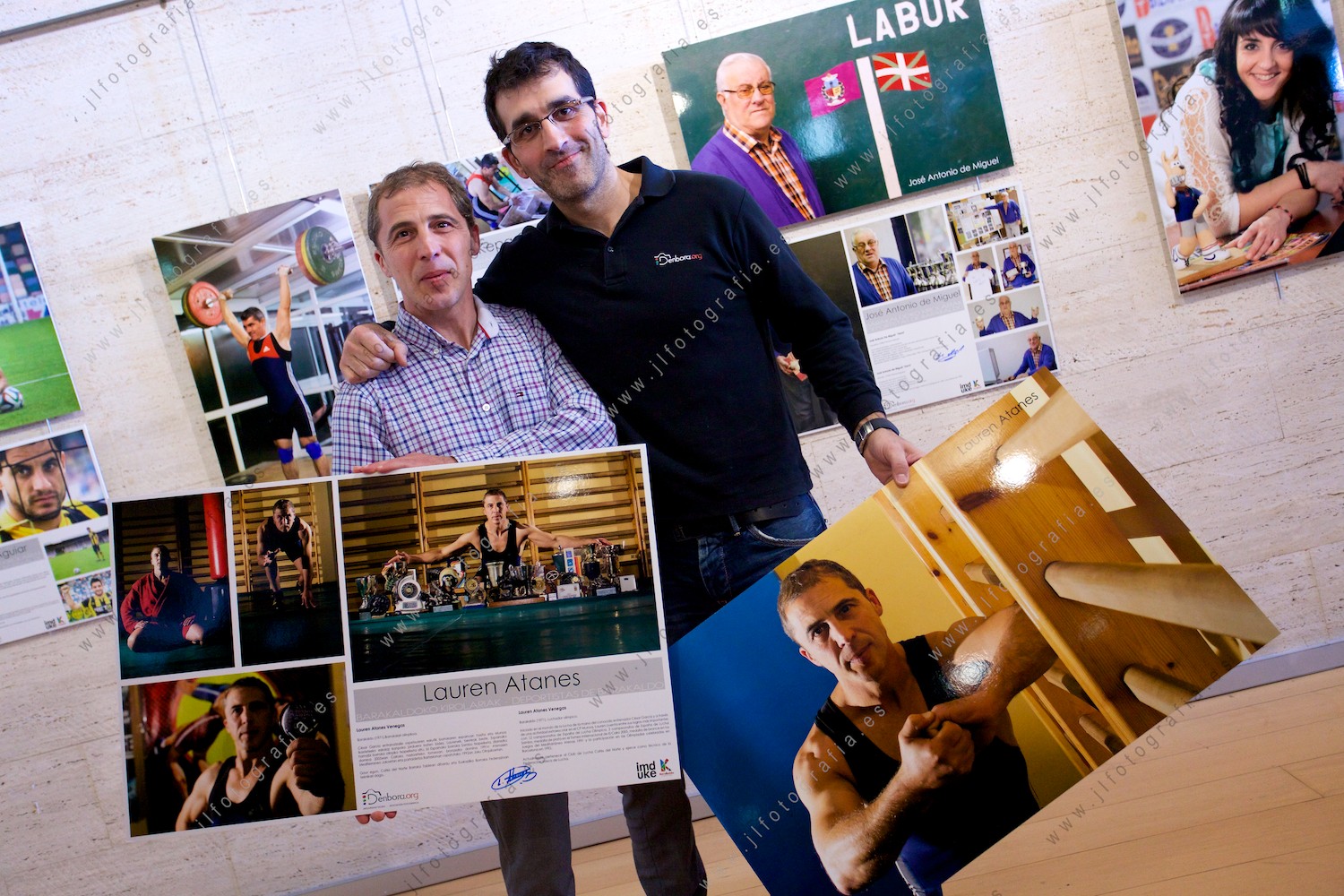 José Luis Rodríguez, fotógrafo socio de Denbora con el luchador Lauren Atanes en la inauguración de la exposición deportistas de Barakaldo. 