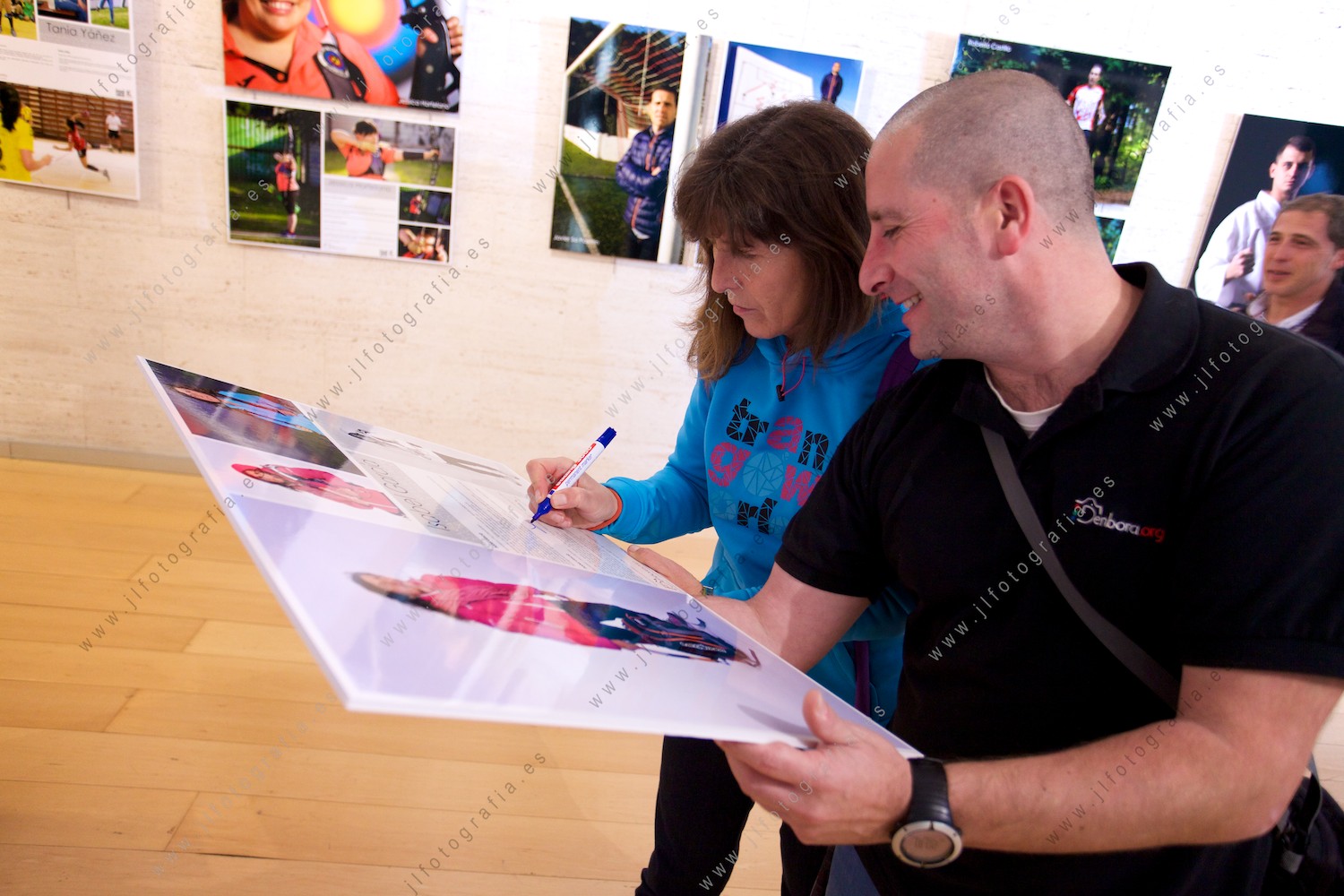 El socio Jabier Diego Iraeta  con la montañera Isabel García en la inauguración de la exposición deportistas de Barakaldo