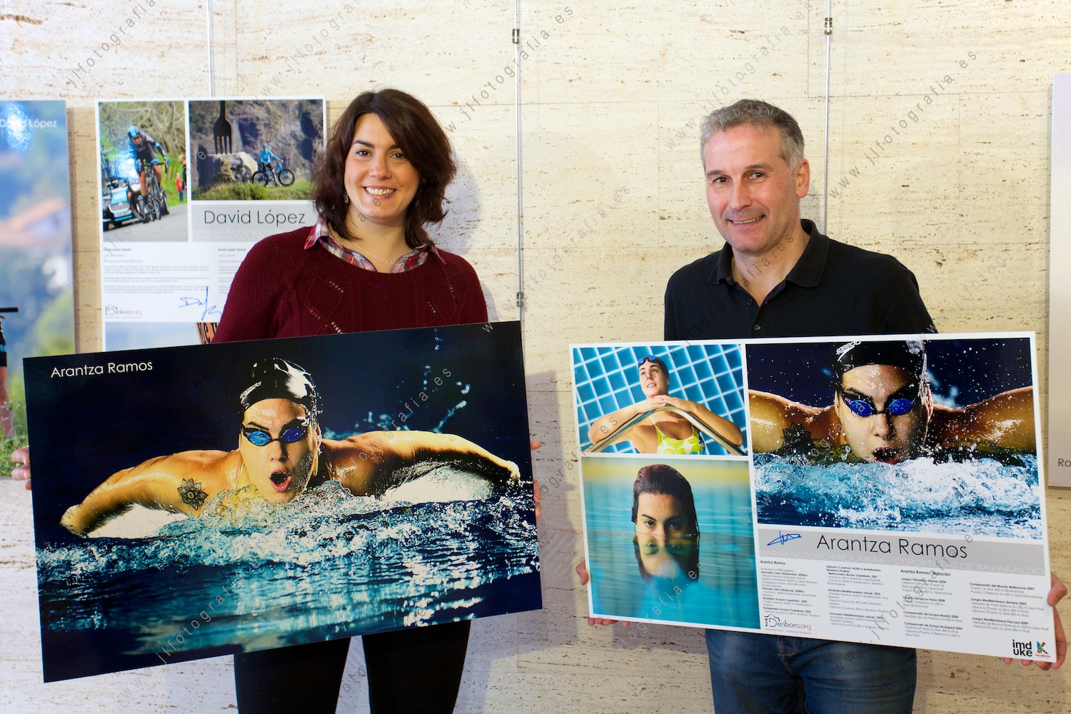 José Antonio Fernández con la nadadora olímpica Arantza Ramos en la inauguración de la exposición deportistas de Barakaldo.