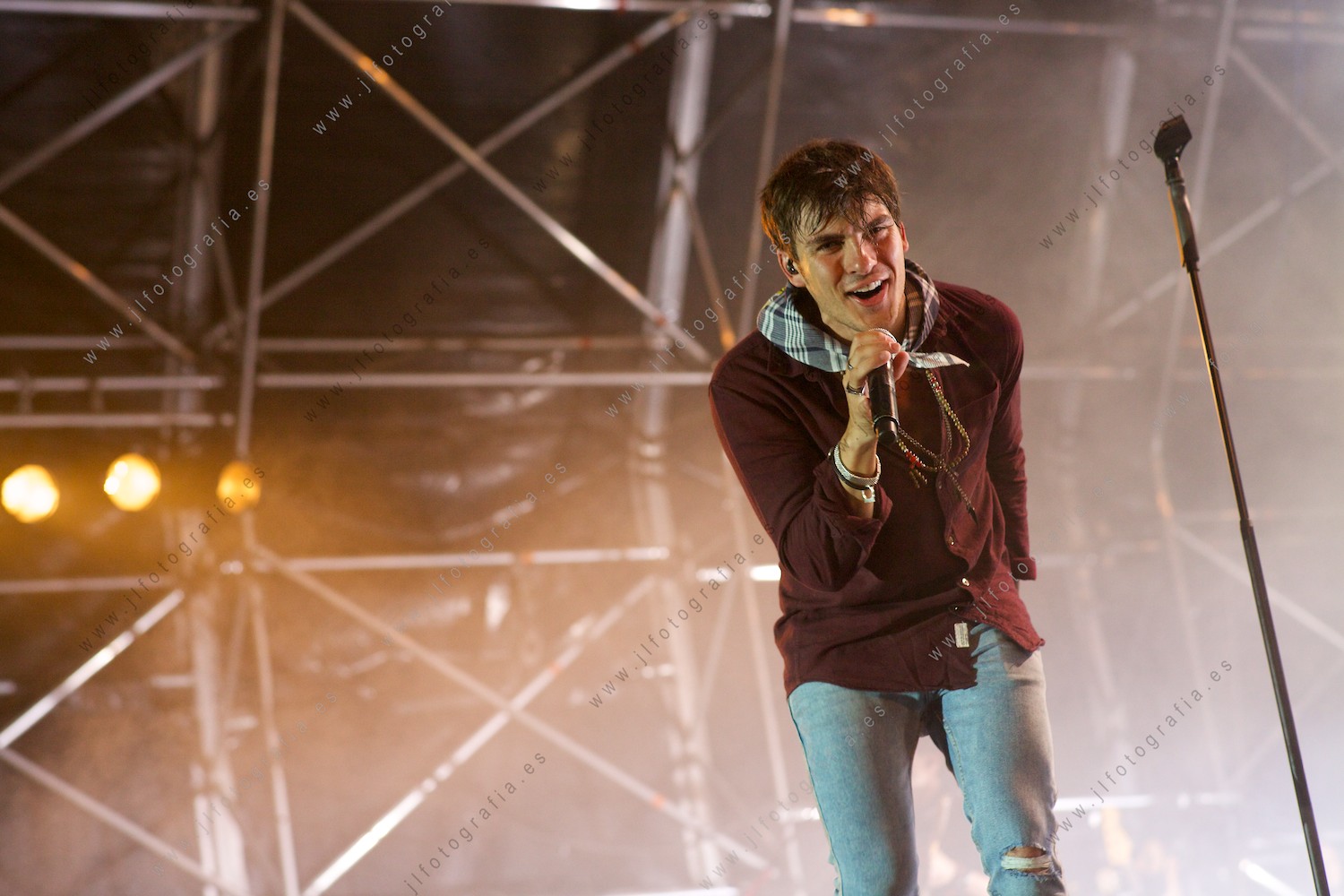 Andrés Ceballos, vocalista de la banda española Dvicio en su concierto en la Plaza de los Fueros de Barakaldo en la fiesta de Los Cármenes.
