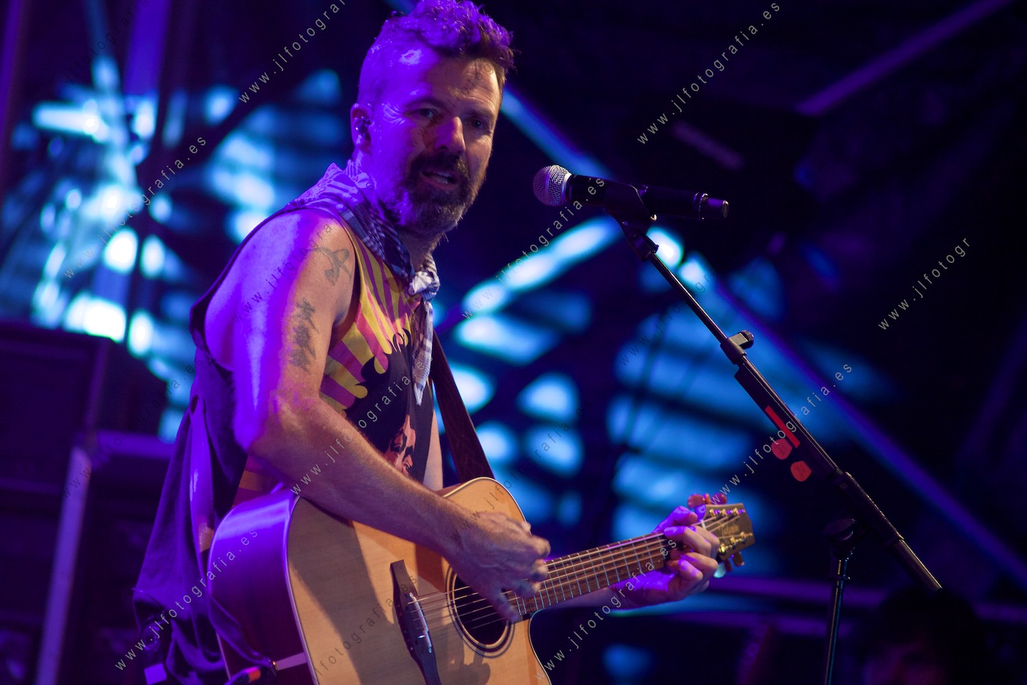 Pau Dones y su banda en su concierto en la Plaza de los Fueros de Barakaldo en la fiesta de Los Cármenes.