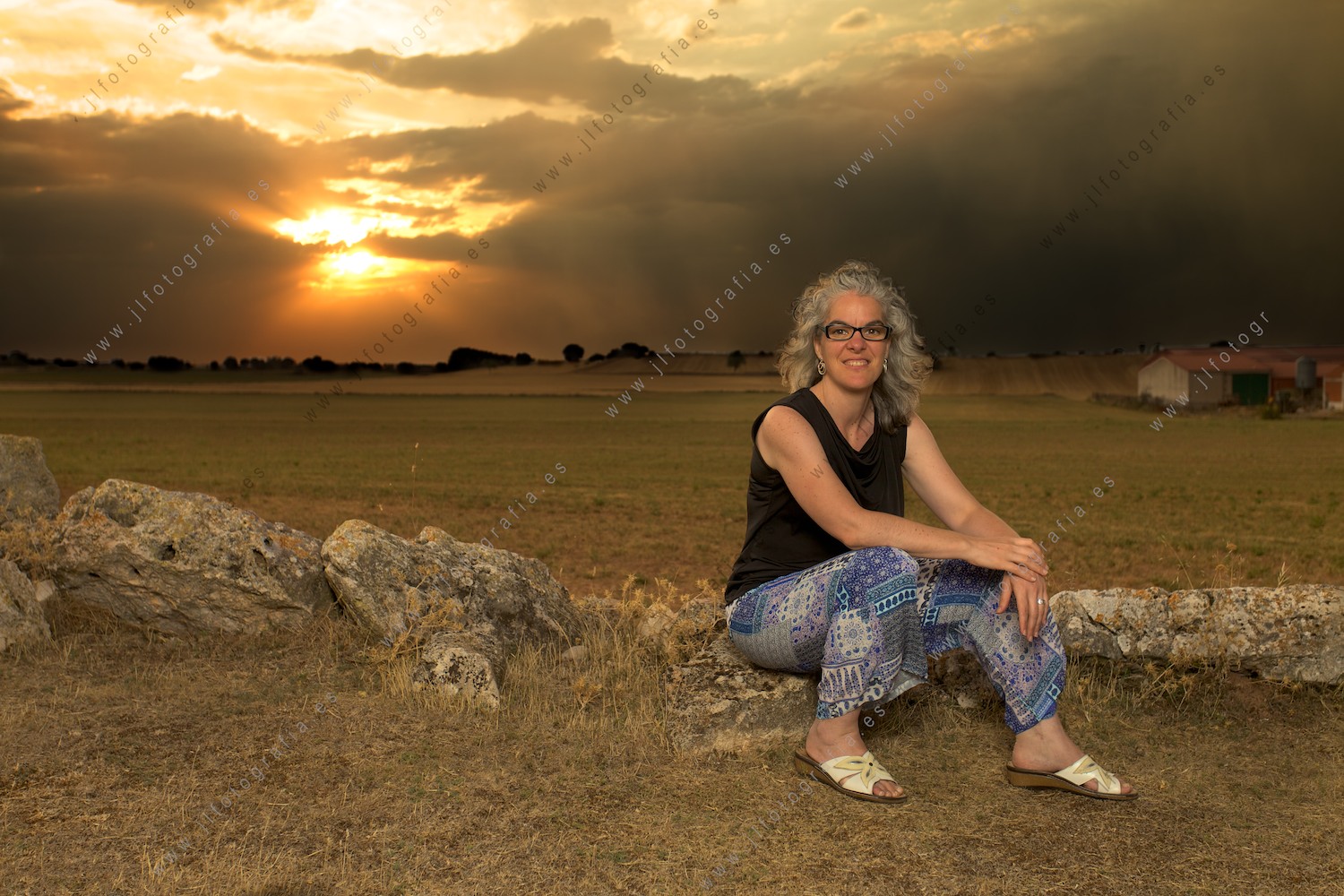 Nerea Briones en un posado para retratarla durante la puesta de sol en Solarana, Burgos.