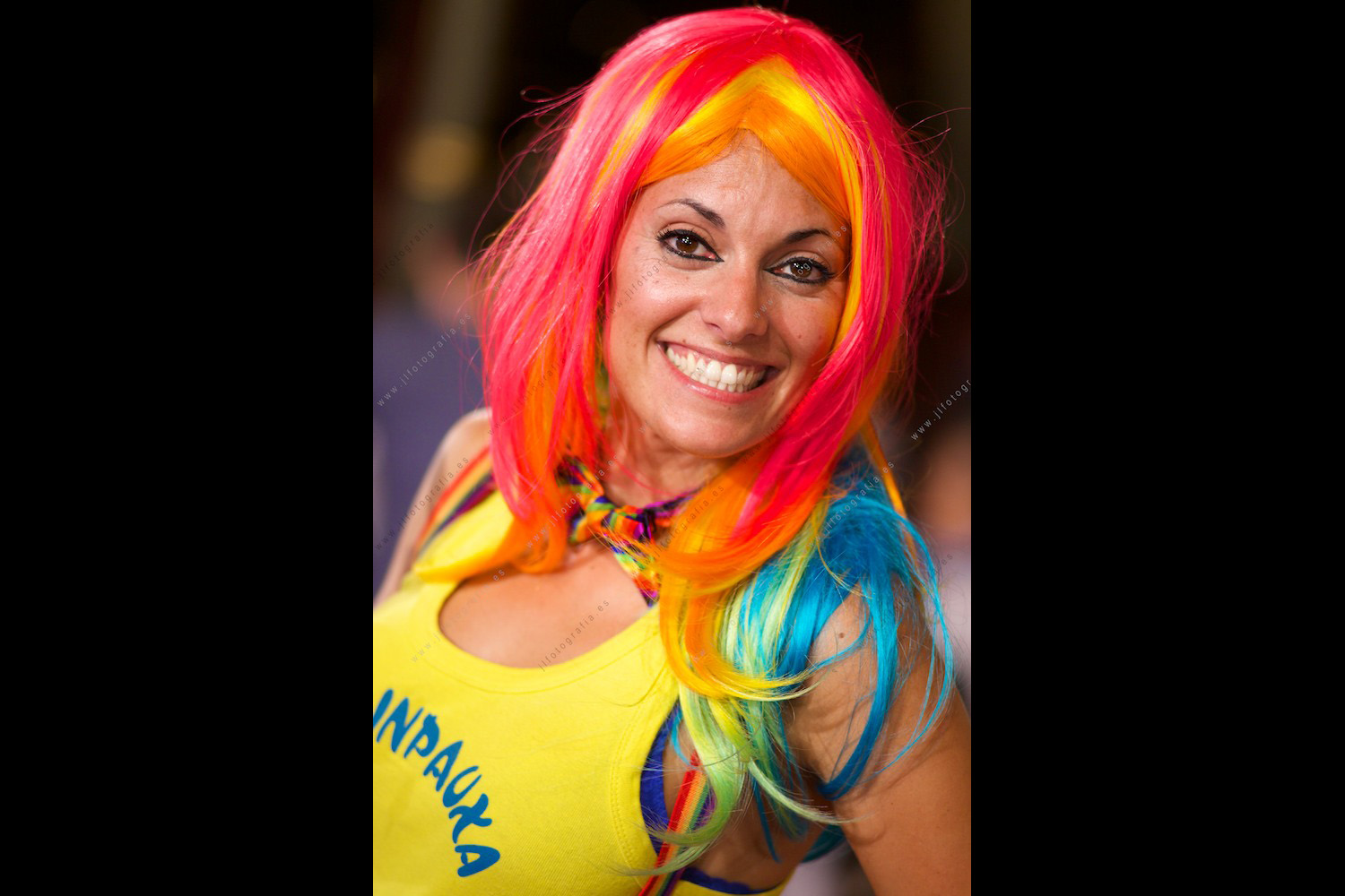 Una de las mujeres de Pimpilimpauxa, comparsa de fiestas de Bilbao durante la Aste Nagusia, en el Arriaga .