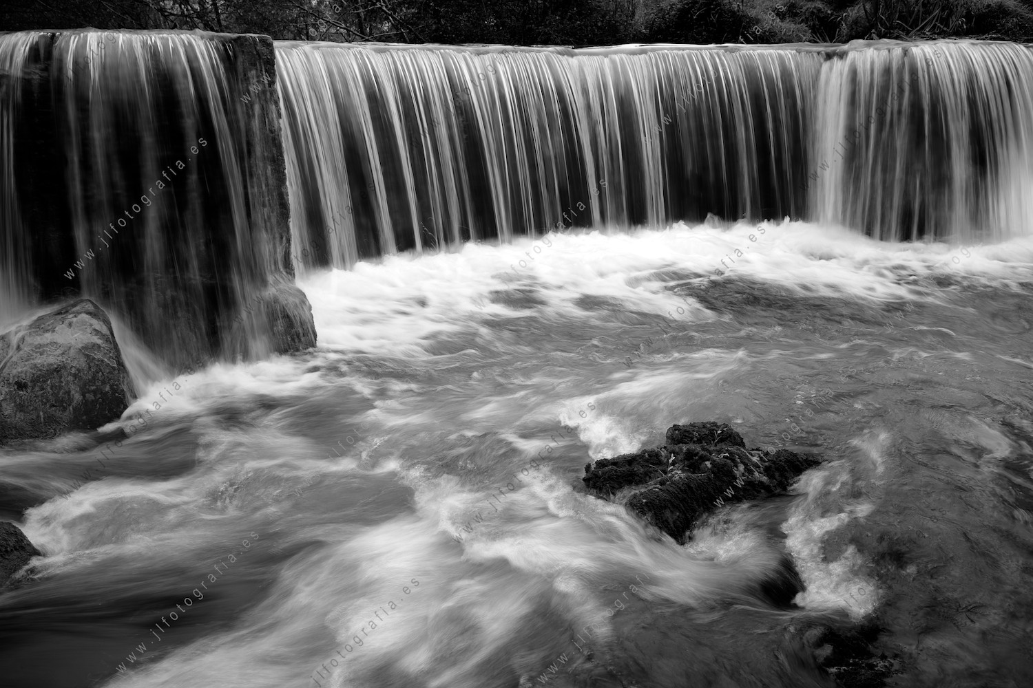 Salto de agua en Aulesti, precioso pueblo del interior de Bizkaia, en el que disfrutar de la naturaleza.