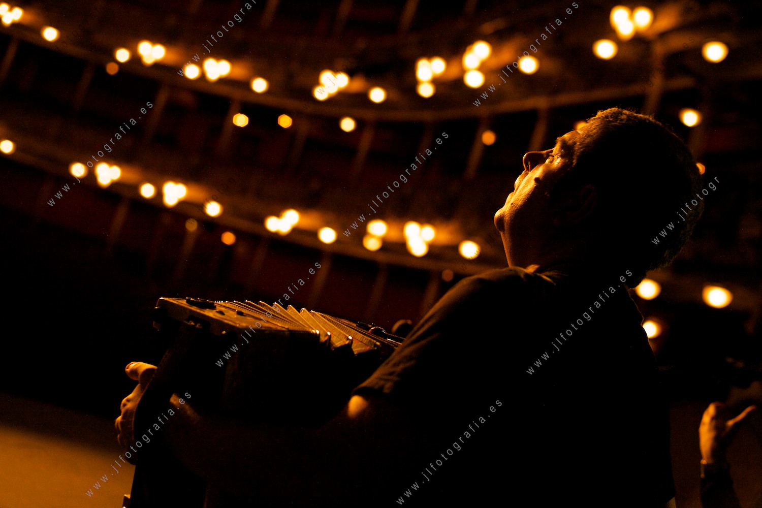 Kepa Junkera en el teatro Arriaga durante su concierto Maletak junto al grupo Zorginak