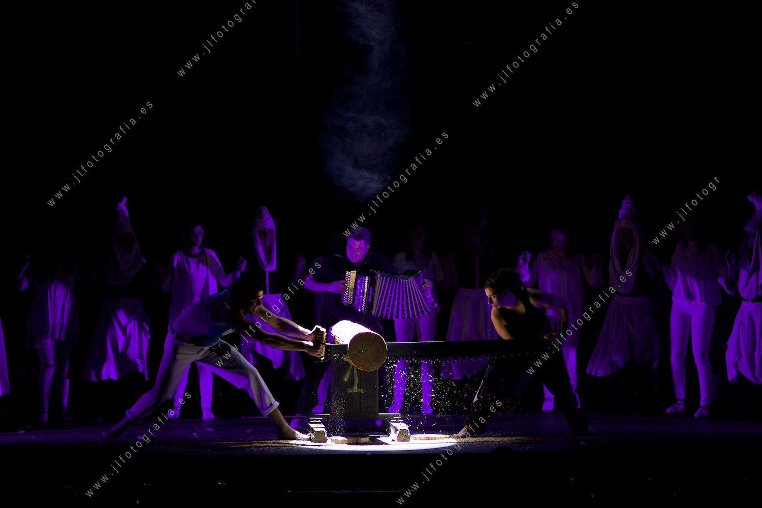 Kepa Junkera en el teatro Arriaga en Bilbao durante su concierto Maletak junto al grupo Zorginak durante el espectáculo. 