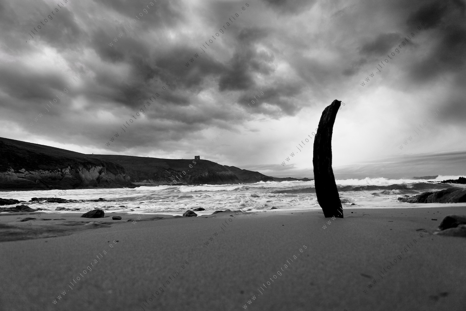 Monolito en la playa de costa quebrada en Liencres. 