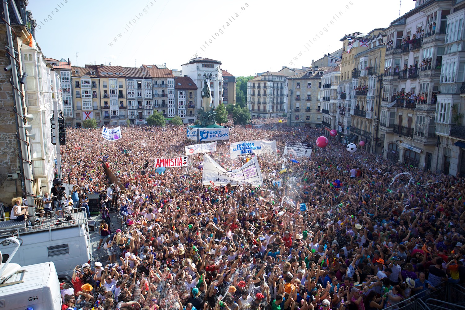 Momentos previos en fiestas de La Blanca, Vitoria, en la plaza completamente llena