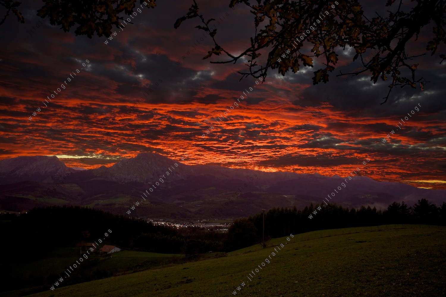 Ocaso desde la ermita de Goiuria en Bizkaia, se aprecian los montes de Mugarra y Anboto.. 