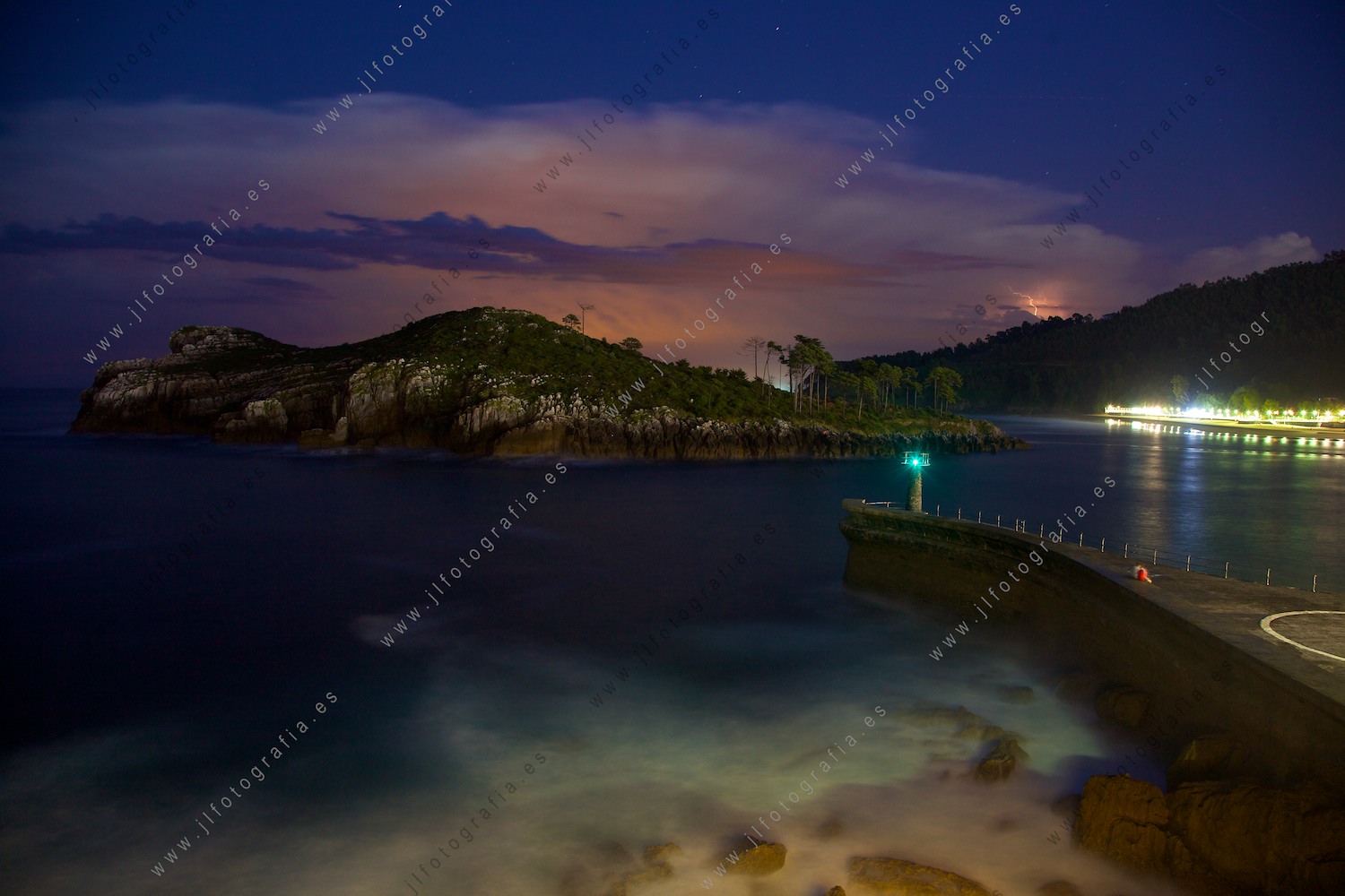 Paisaje nocturnoen el puerto del pueblo pesquero de Lekeitio, Bizkaia.