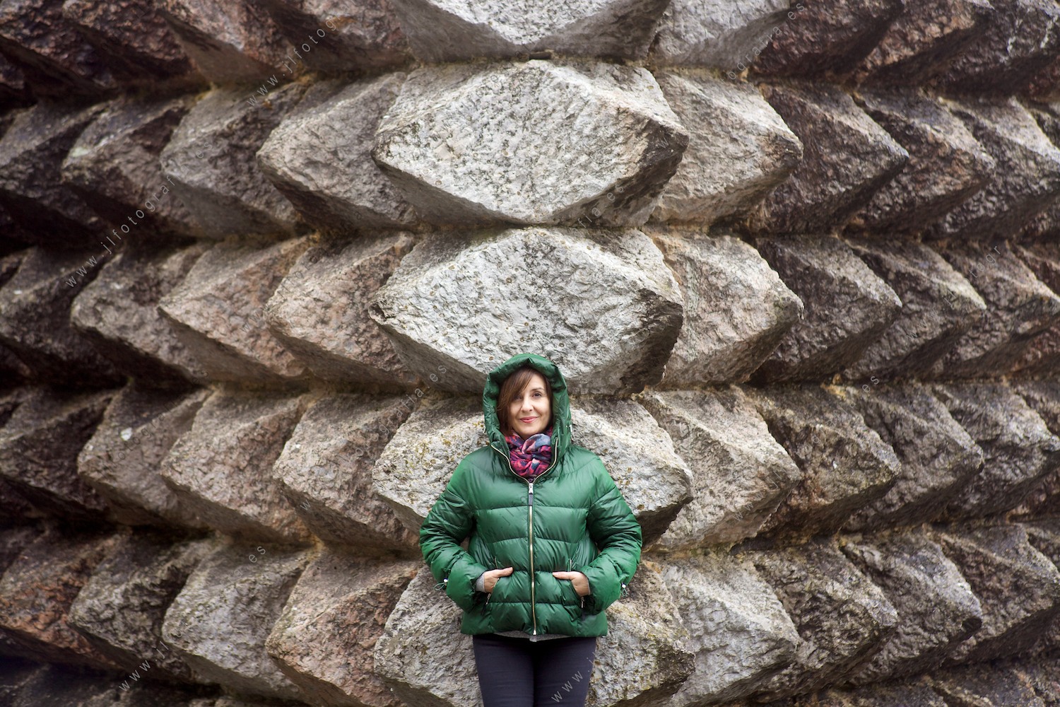 Retrato de simetrias de Rosana Morales de Denbora en la fachada del santuario de Aranzazu, en Gipuzkoa.