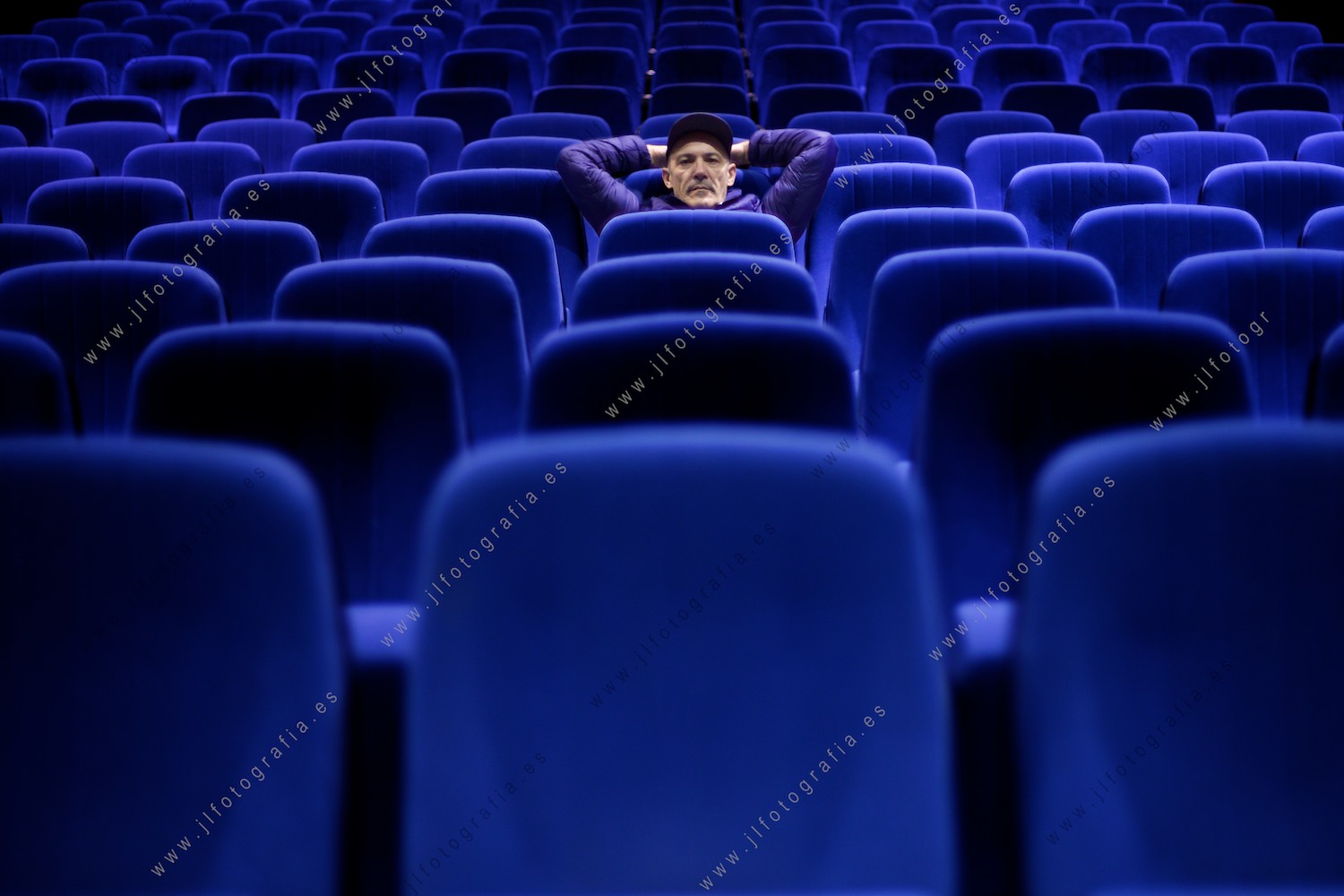 retrato del fotógrafo Carlos de Cos en el salón de actos del teatro de Ataun, uno de los mejores profesionales que conozco.