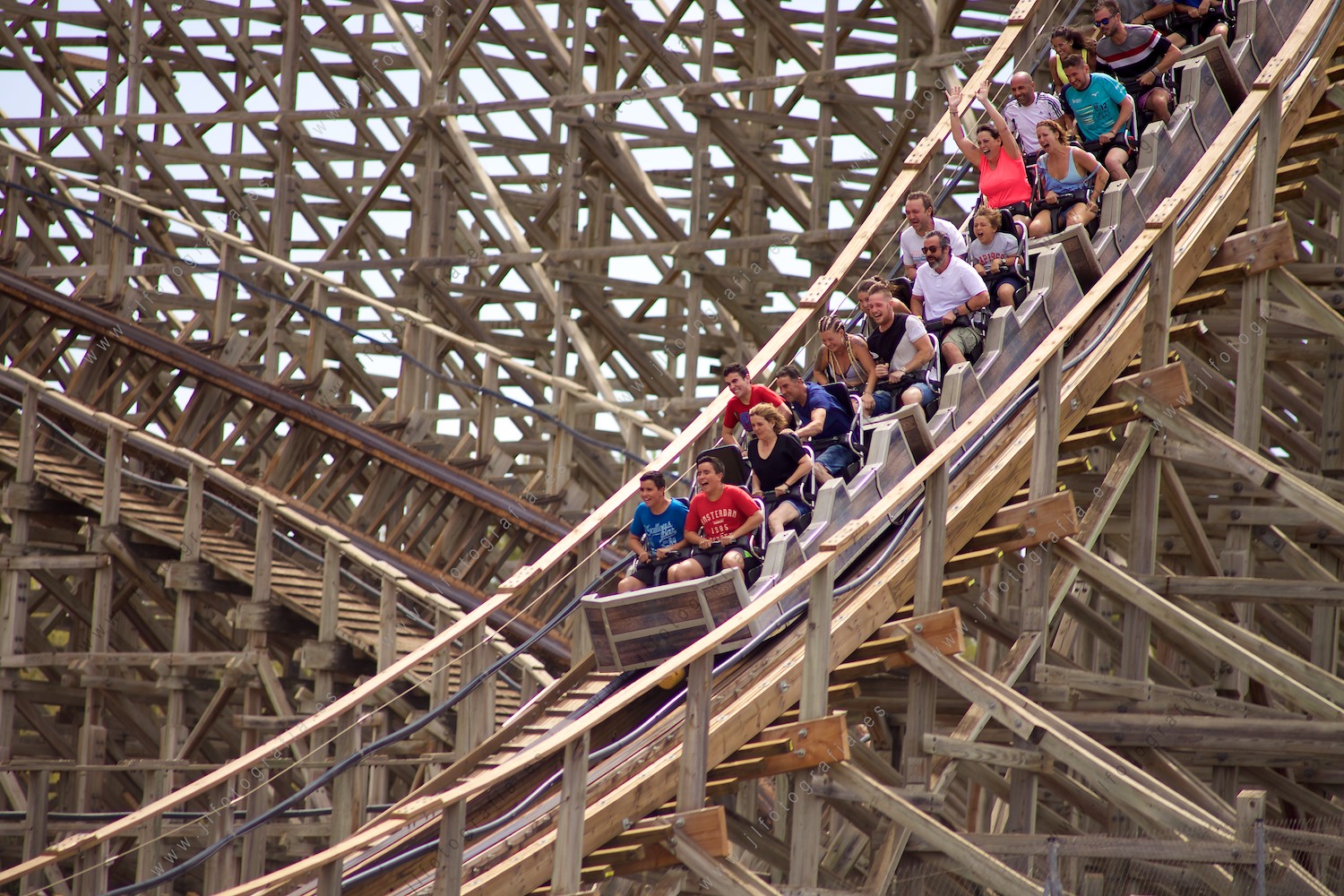 Atracción de la montaña rusa en el Parque Warner, Madrid.
