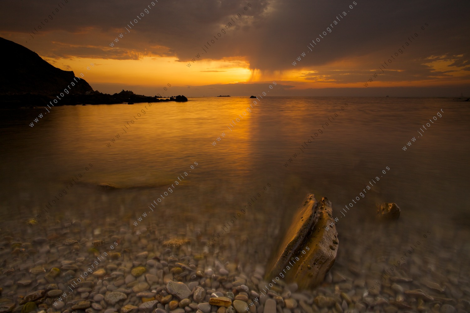 Puesta de sol en la orilla de la playa de Meñakoz.