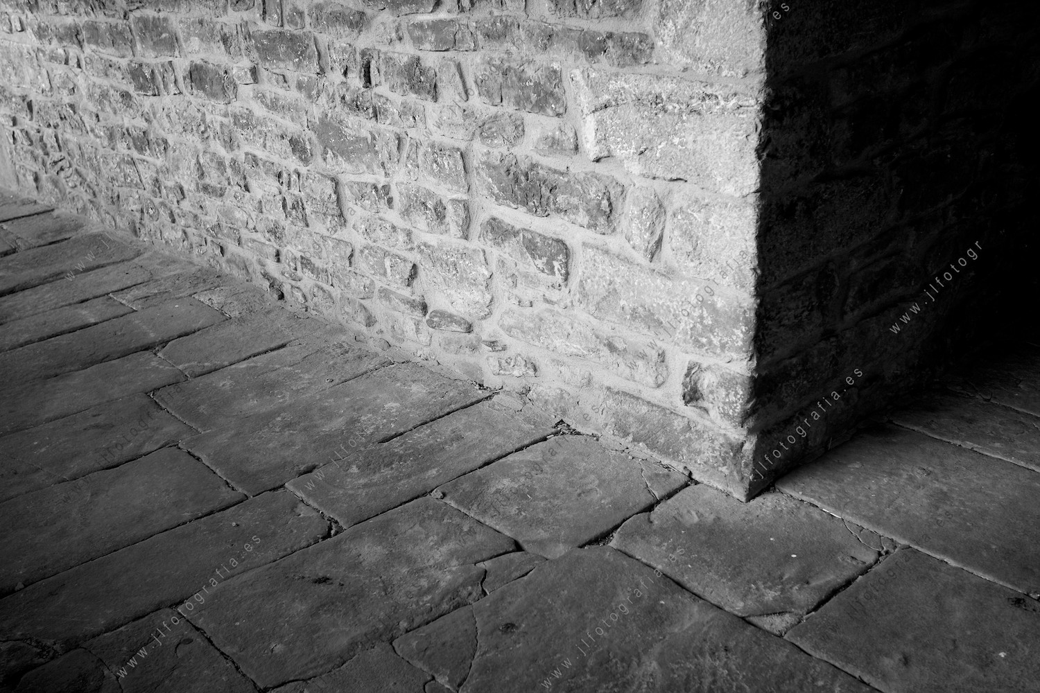 Detalle de arquitectura de una ermita en Arrazola, Atxondo.