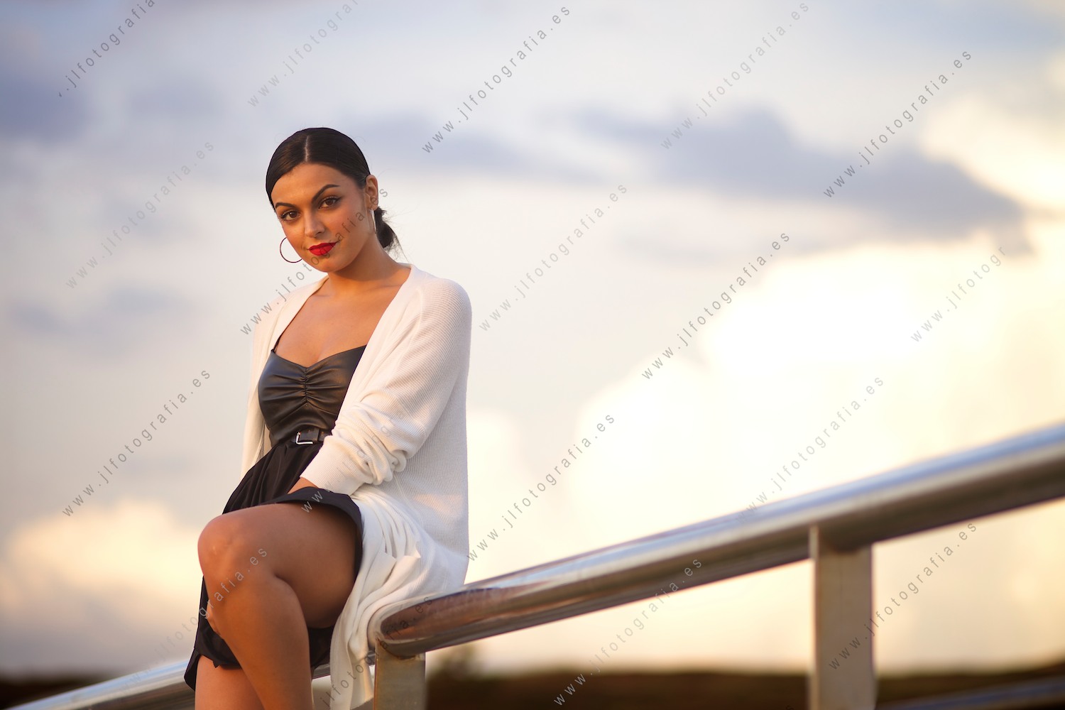 Preciosa mujer retratada en el mirador de Barrika.