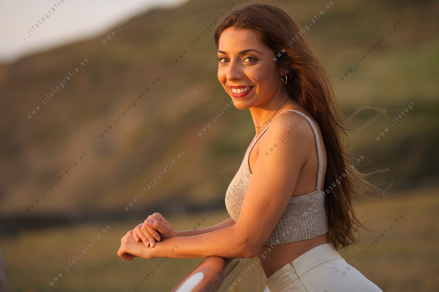 Una preciosa mujer de ojos increíbles retratada en el mirador de Barrika.