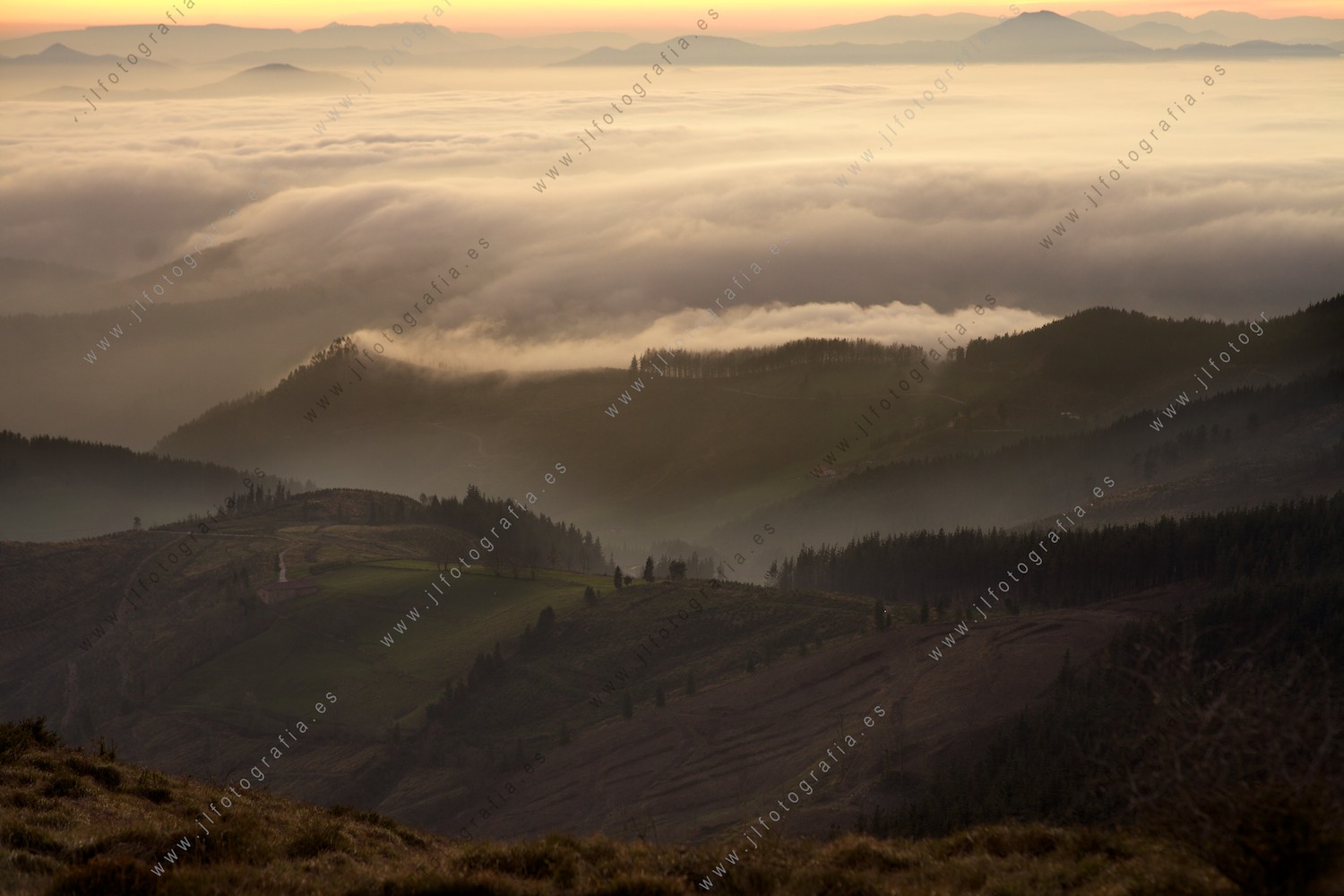 Mar de nubes en un ocaso desde el monte Oiz.