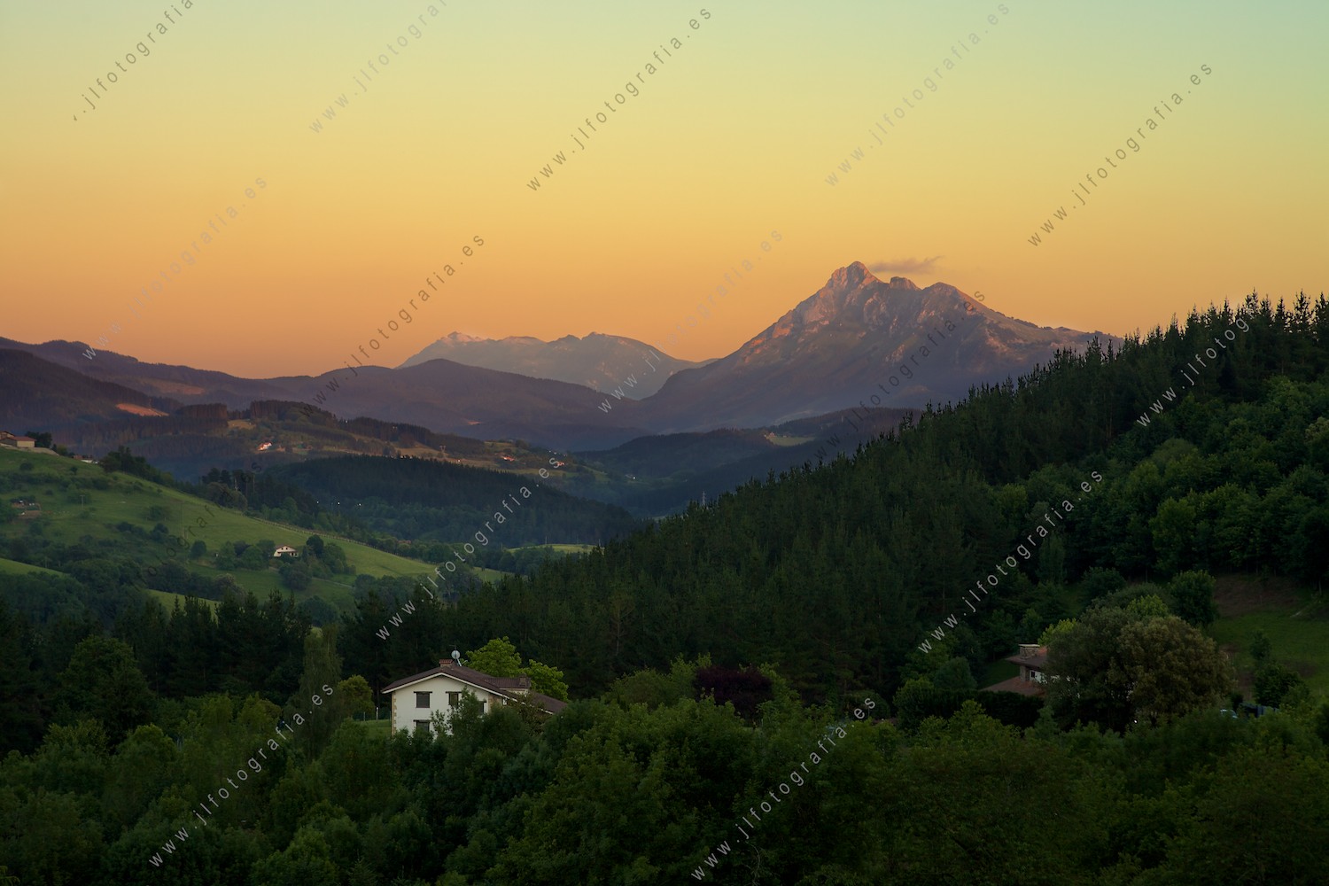 Paisaje desde Garai con vistas al pico Udalaitz.