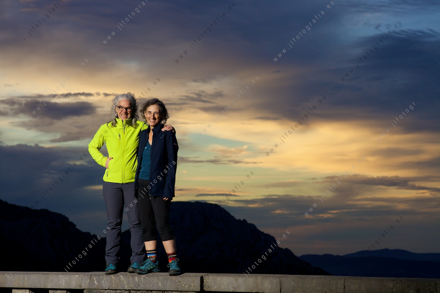 Mis compañeras en el Mirador de las cruces de Urkiola al anochecer.