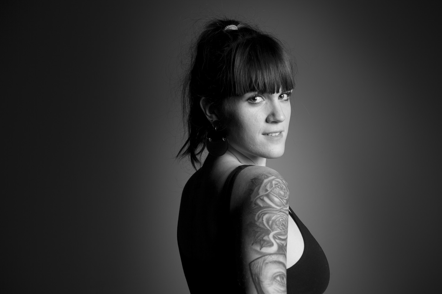 Fotografía en blanco y negro de Retrato de estudio en Nerekopi a una mujer joven.
