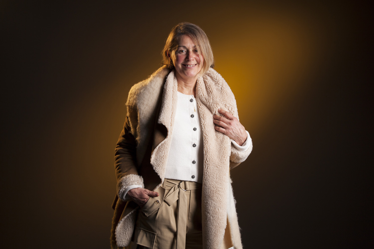 Fotografía de Retrato de estudio en Nerekopi a una mujer atractiva con iluminación de color.
