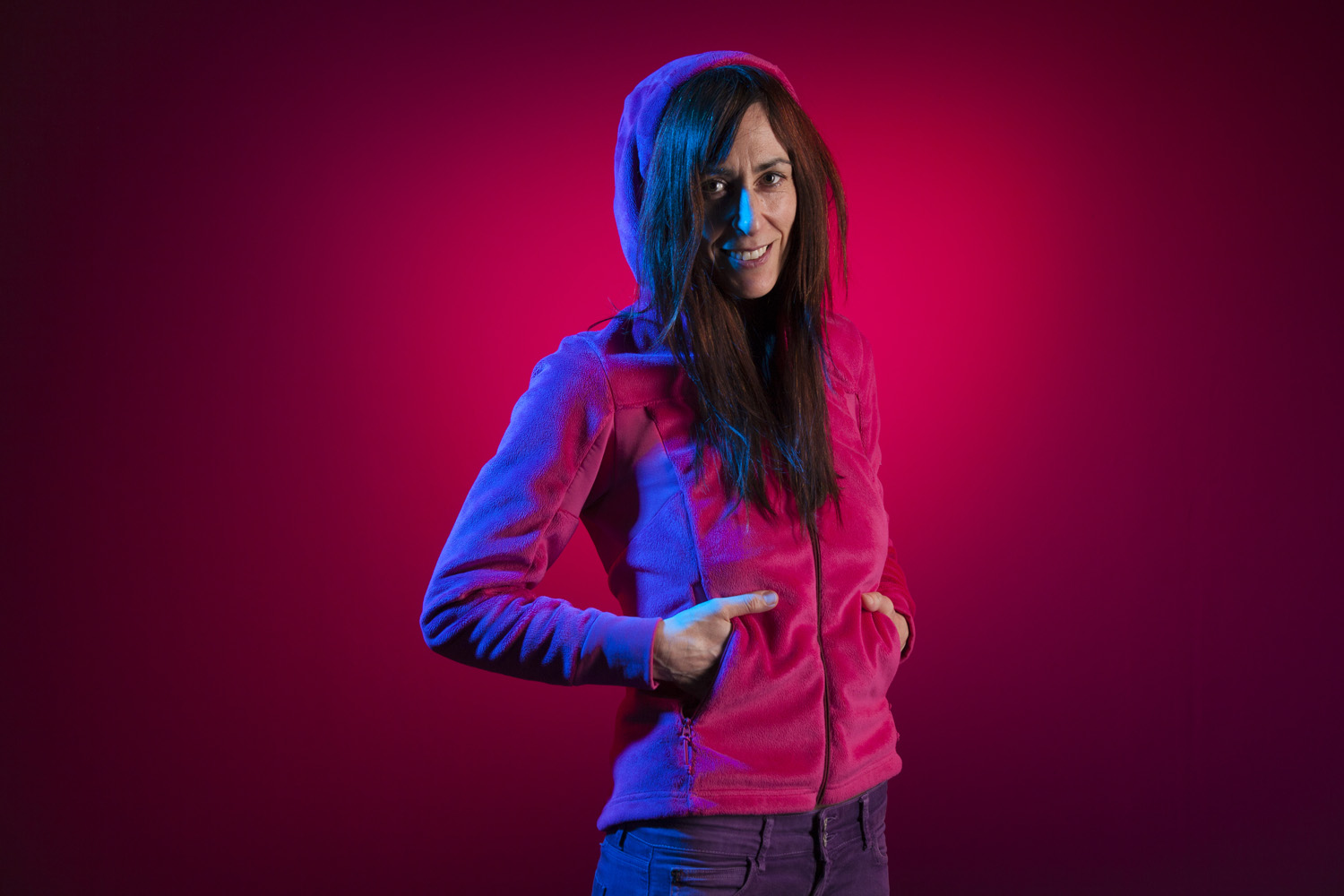 Fotografía de Retrato de estudio en Nerekopi a una mujer con iluminación de colores.
