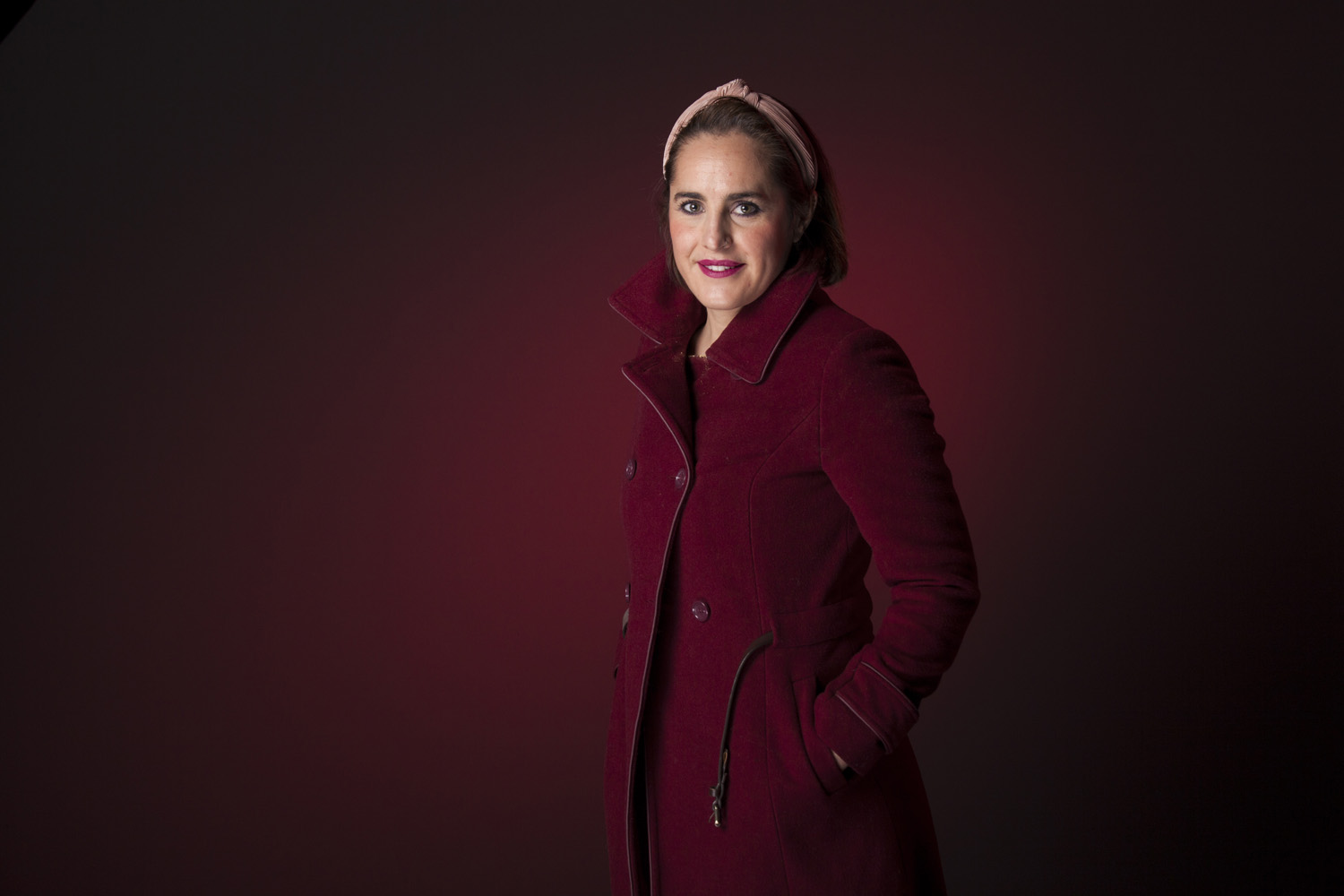 Fotografía de Retrato de estudio en Nerekopi a una mujer atractiva con iluminación roja.