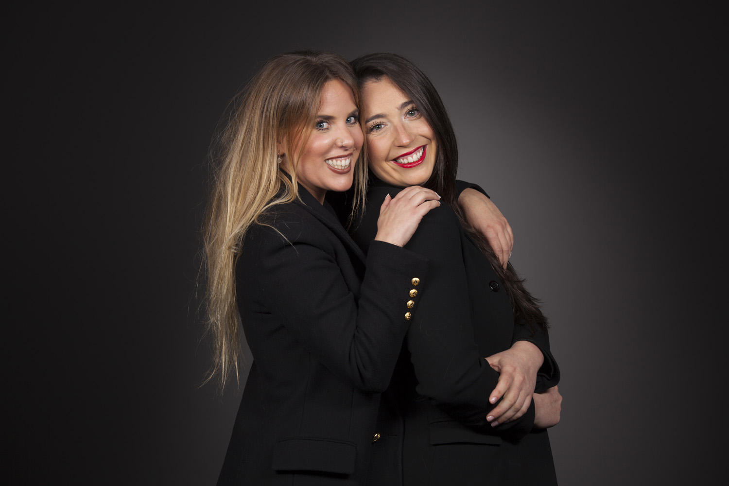 Fotografía de Retrato de estudio en Nerekopi a dos jóvenes atractivas.