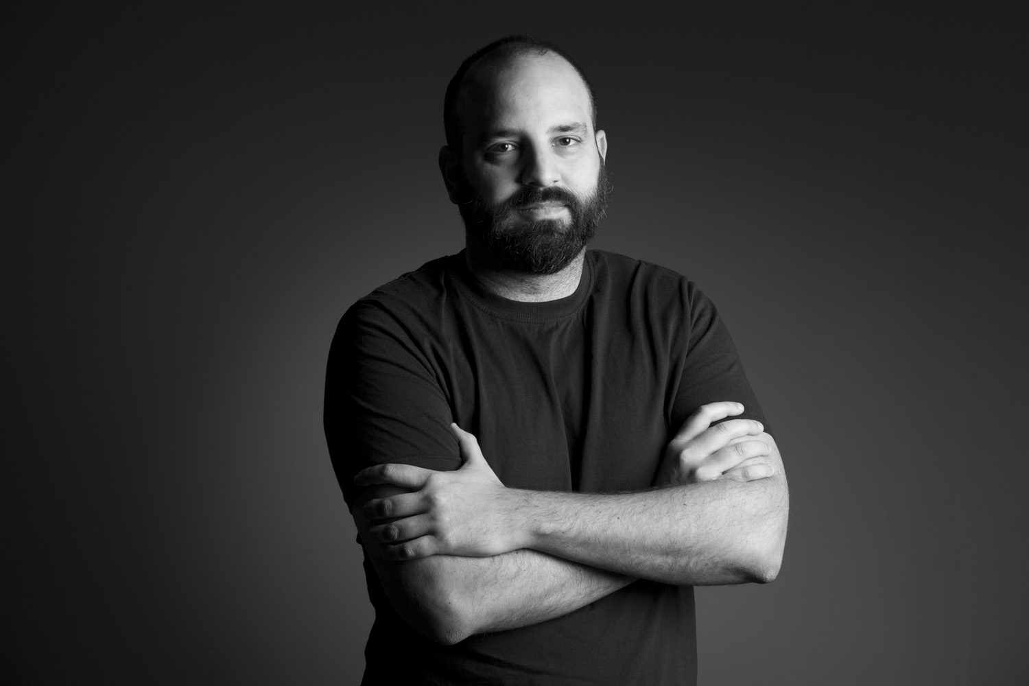 Fotografía en blanco y negro de Retrato de estudio en Nerekopi a un hombre.
