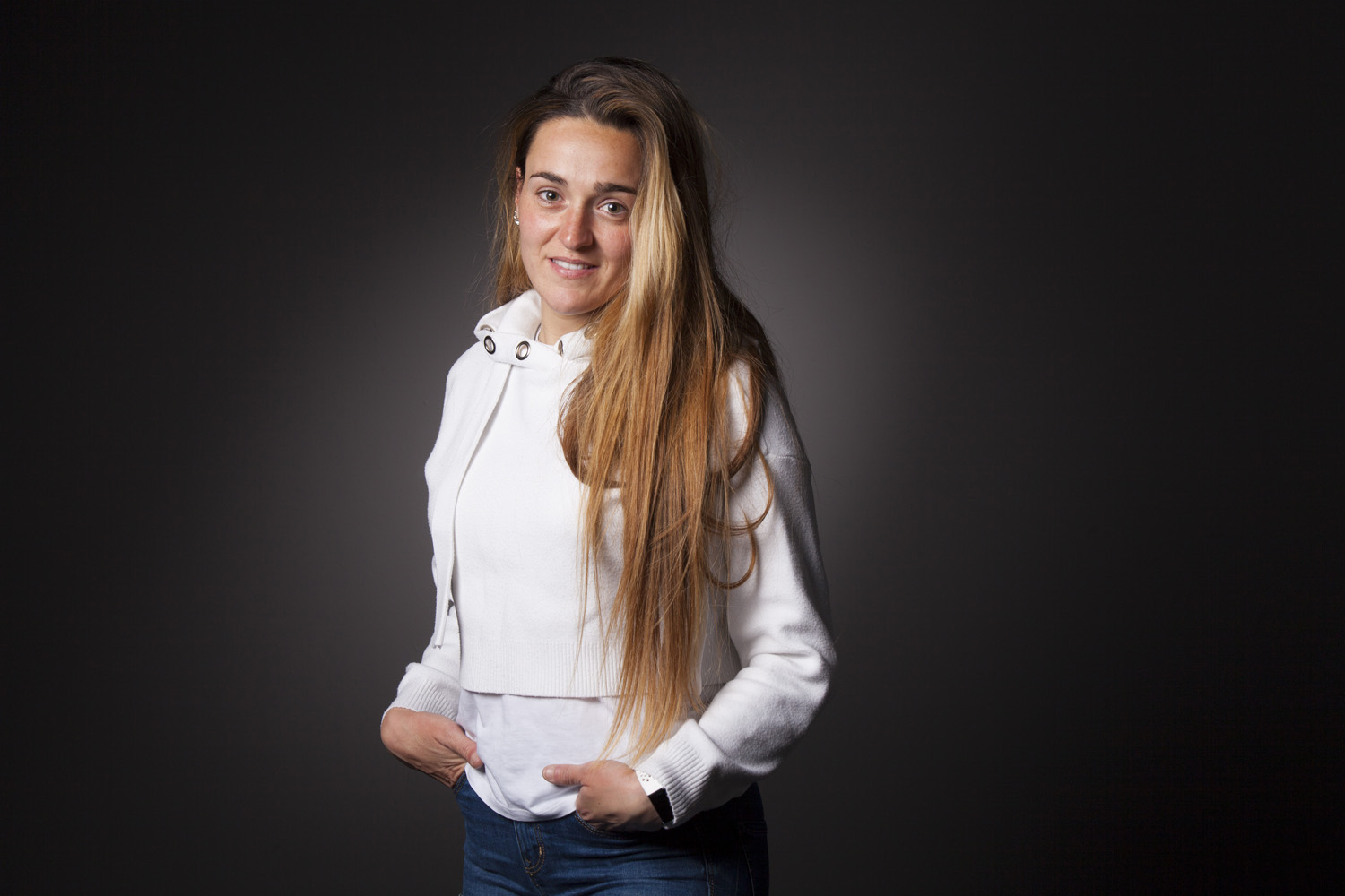 Fotografía de Retrato de estudio de plano medio en Nerekopi de una joven muy bonita.