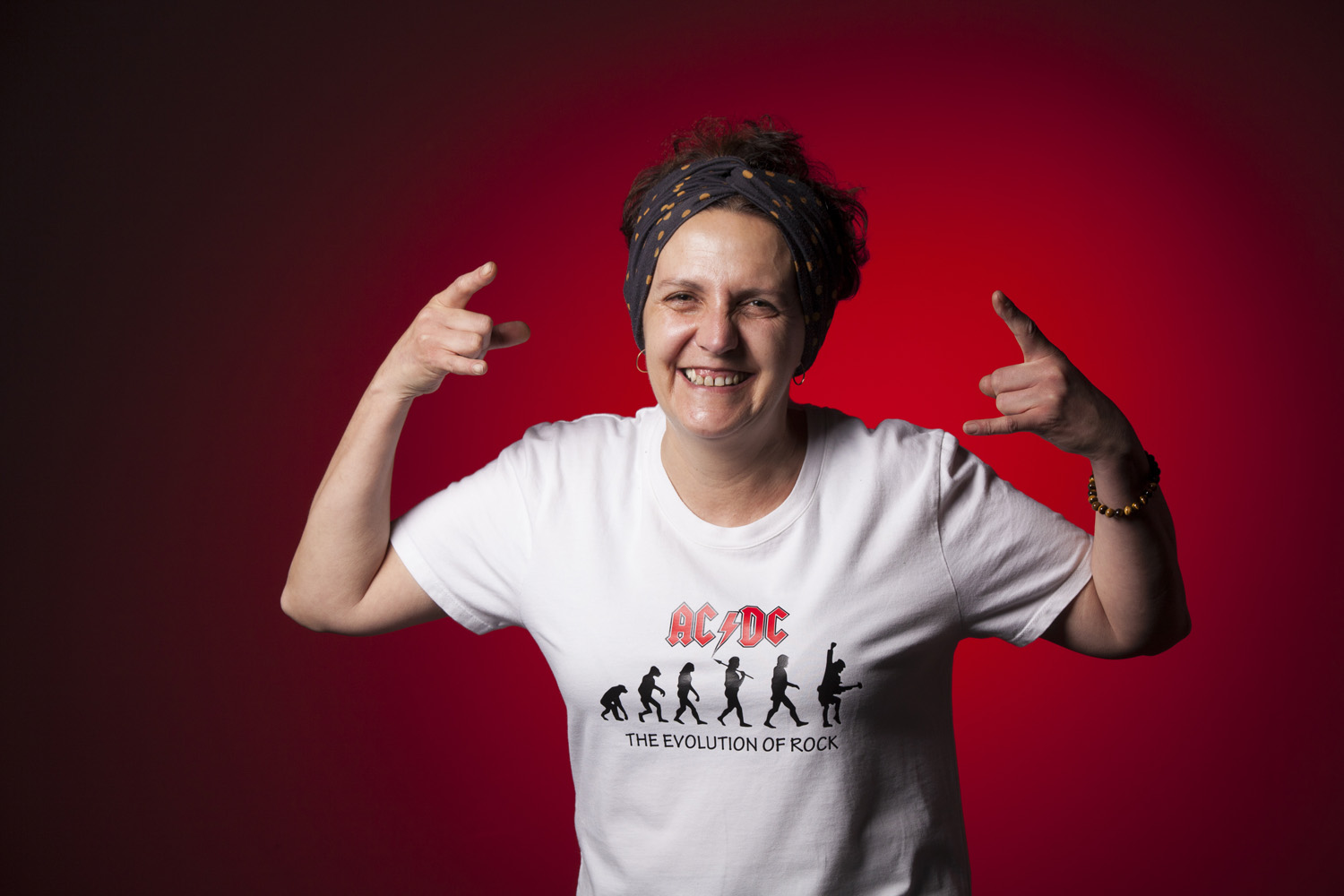 Fotografía de Retrato de estudio a una mujer con camiseta hecha en Nerekopi.