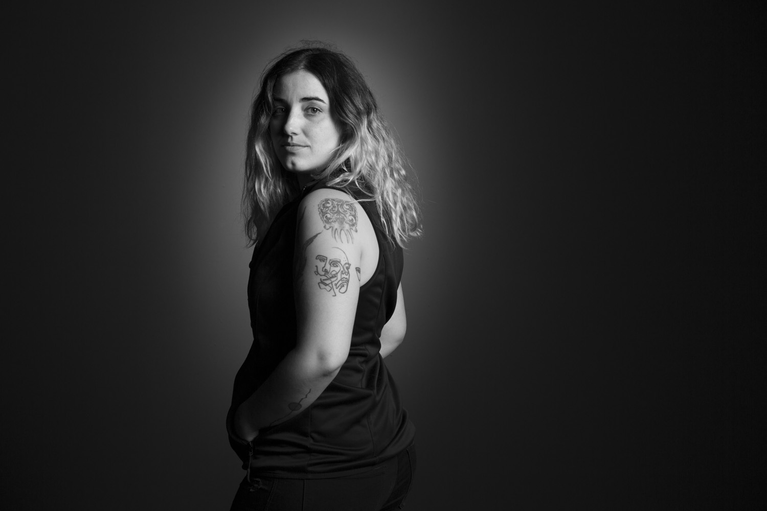 Fotografía de Retrato de estudio en Nerekopi a una bella mujer en blanco y negro.