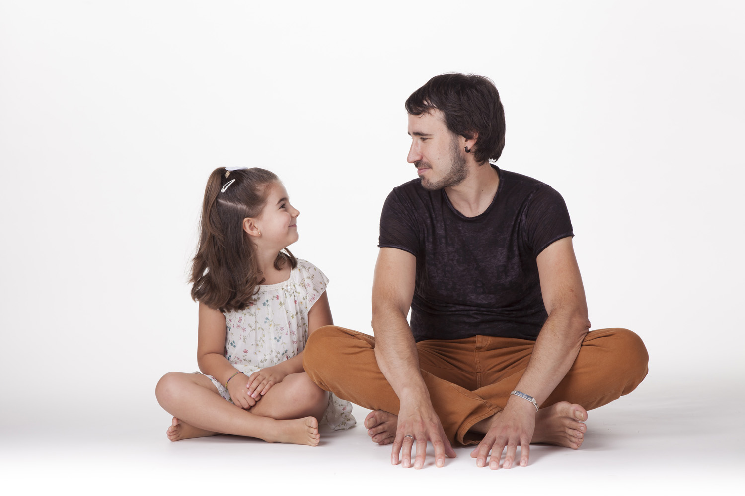 Fotografía de Retrato de estudio en Nerekopi a un padre con su hija.