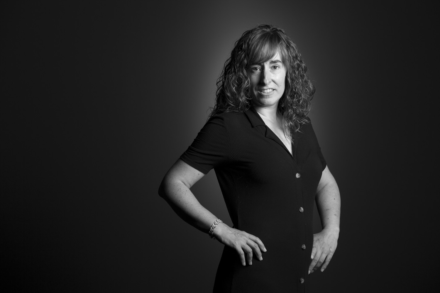 Fotografía de Retrato de estudio en Nerekopi a una mujer atractiva en blanco y negro.