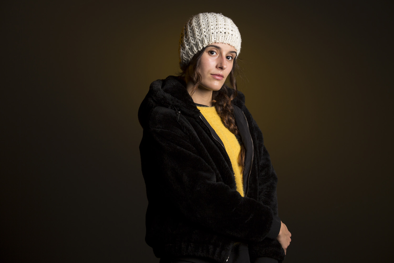 Fotografía de Retrato de estudio de plano medio en Nerekopi a una joven diseñadora y modelo.
