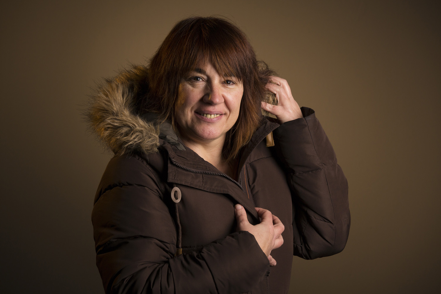 Fotografía de Retrato de estudio de plano medio a una mujer con iluminación de color.