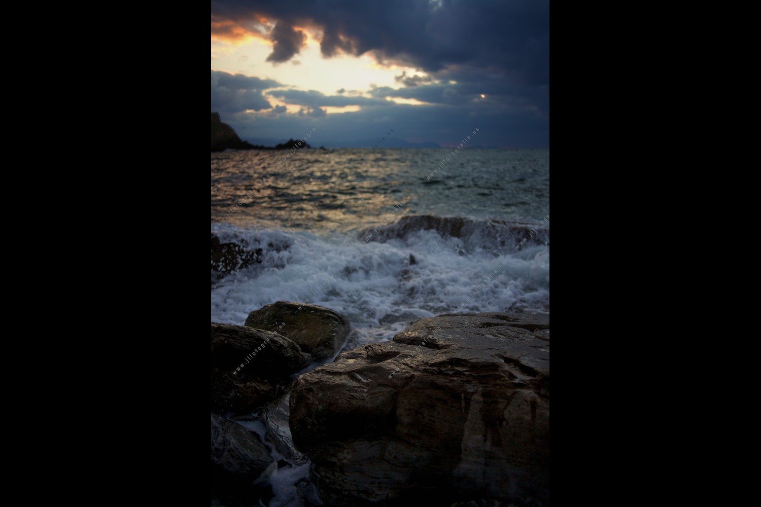 Paisaje marino en la costa en el ocaso