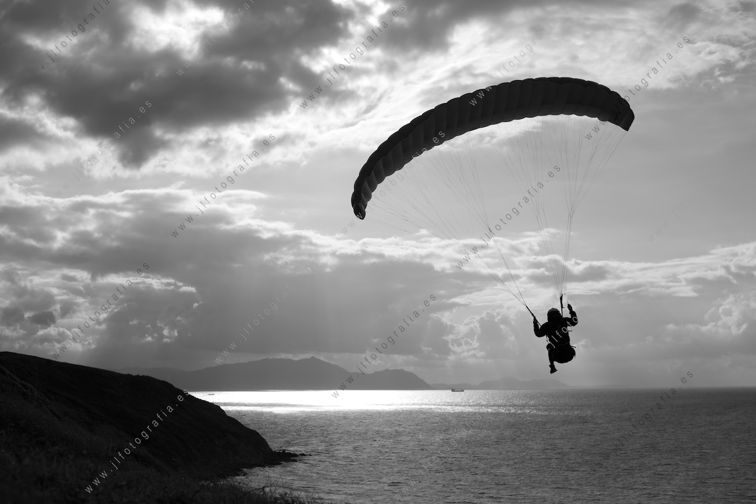 Parapente domando el viento en la costa de Sopelana.