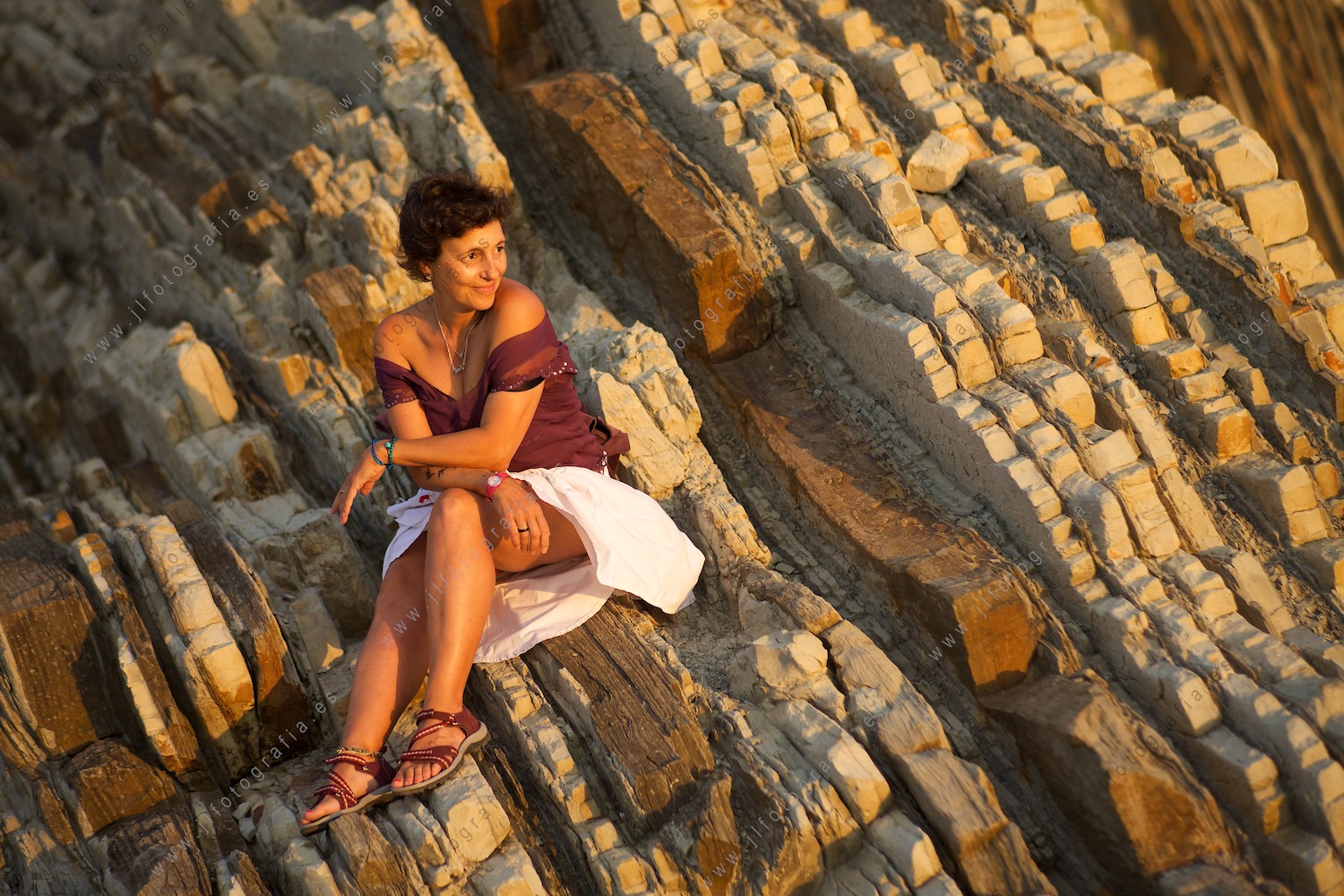 Retrato de una mujer bella en el flich de la playa de Barinatxe al atardecer.