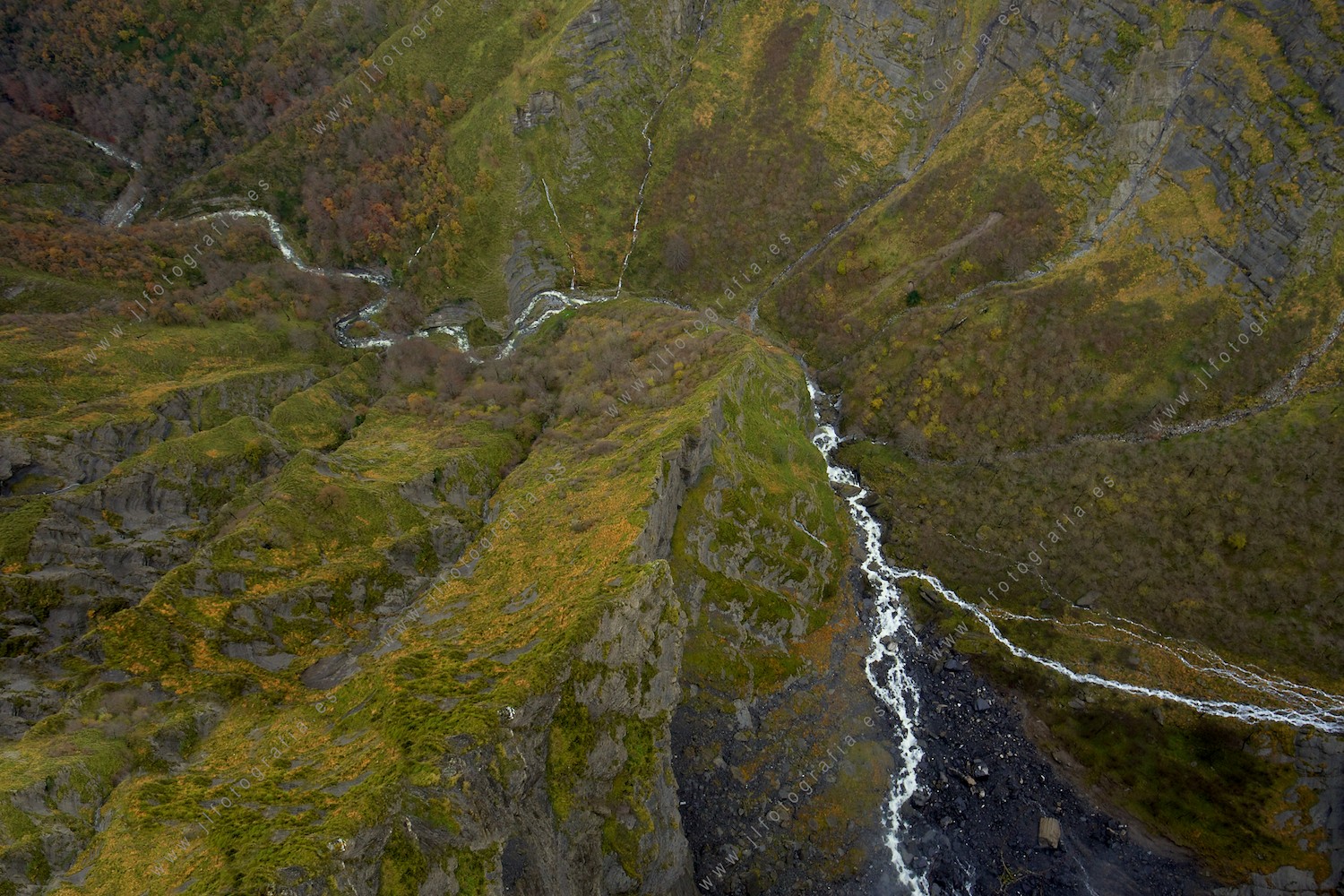 Toma cenital del nacimiento del río Nervión desde el mirador de Delika