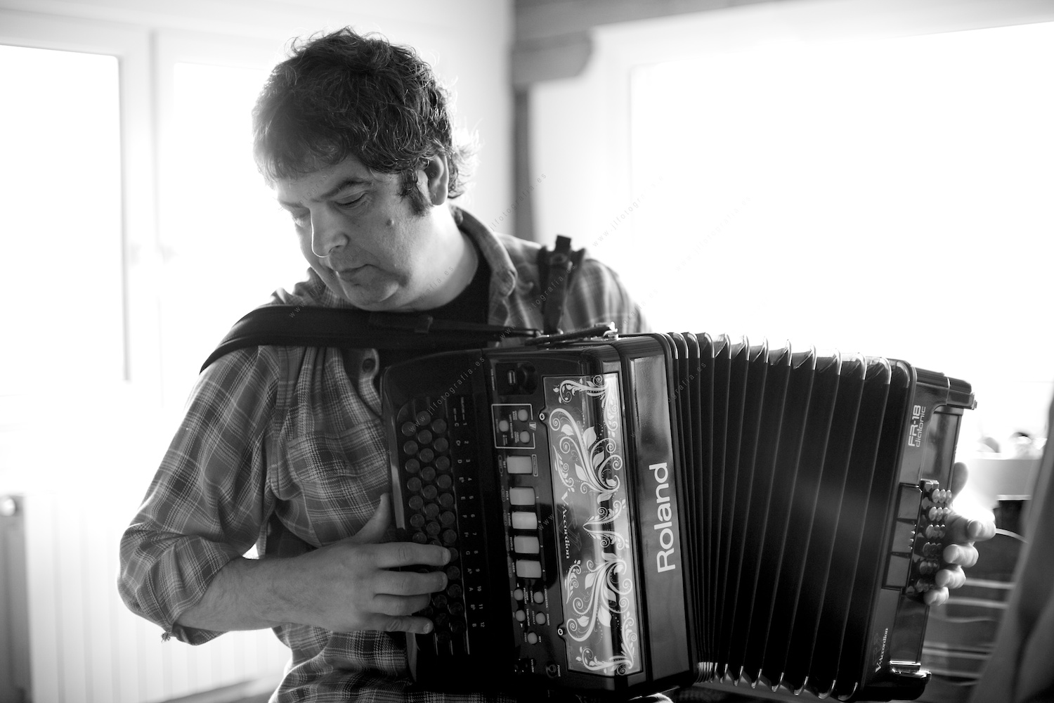 Retrato de Kepa Junkera ensayando en su casa tocando el acordeón 